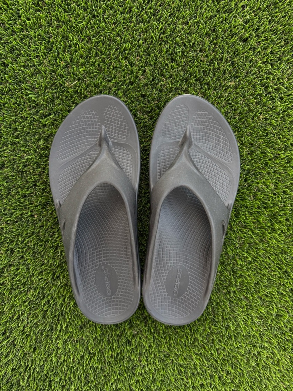 OOFOS Black Men's Recovery Flip Flops - Picture 2 of 5